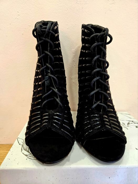 Botine de toamnă cu șiret