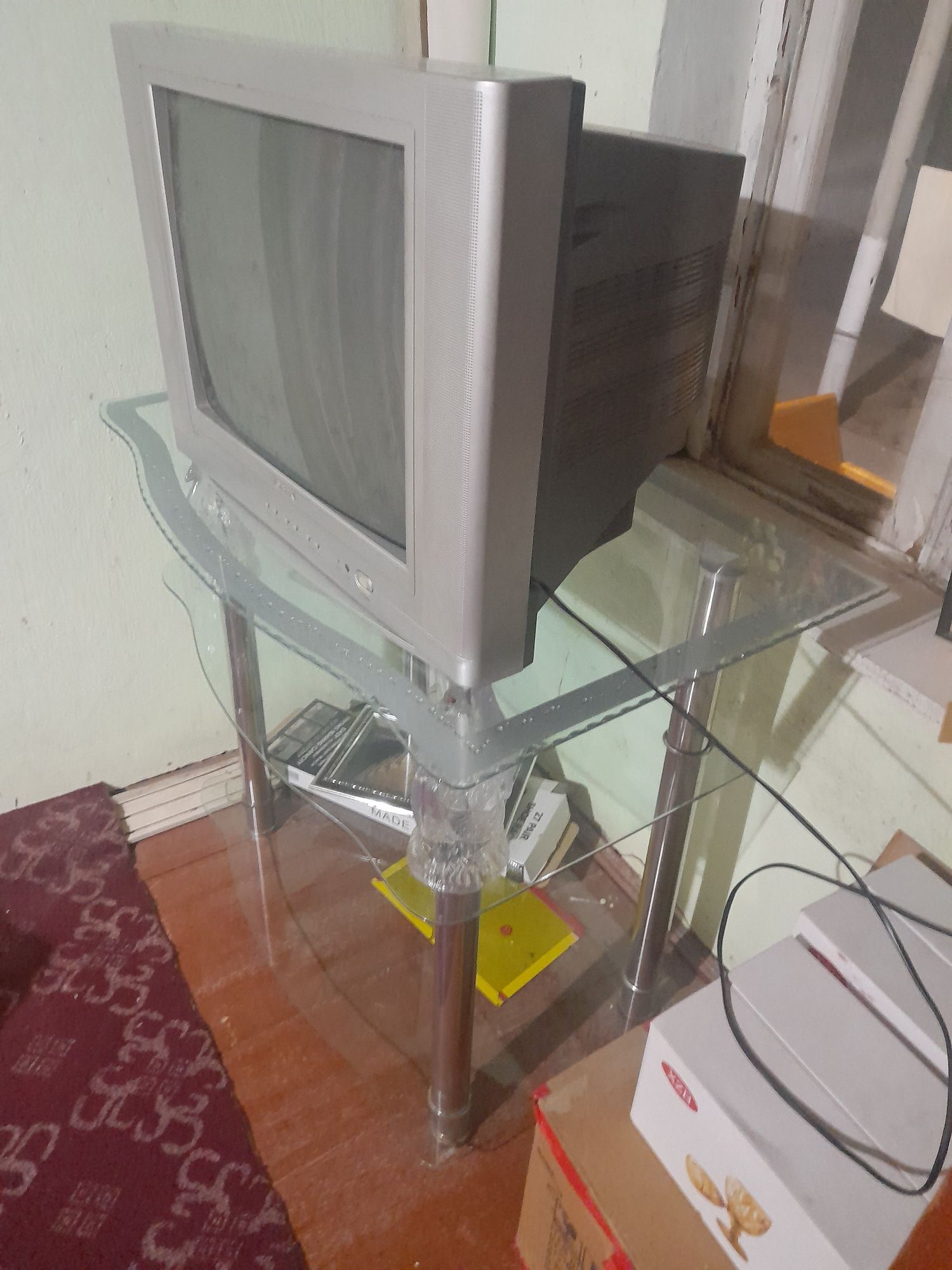 Televizor va patstavkasi bilan birga