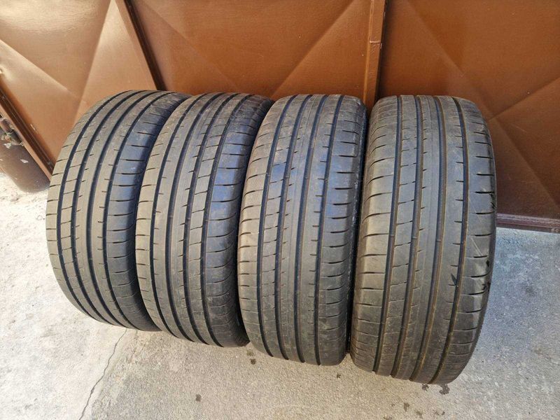 4 Goodyear R20 235/45
летни гуми SUV
DOT4823