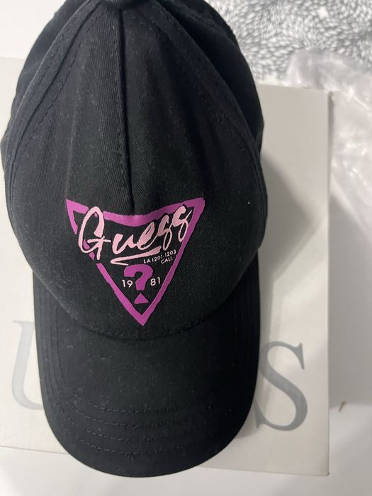 Шапка Guess слагана веднъж от детската колекция