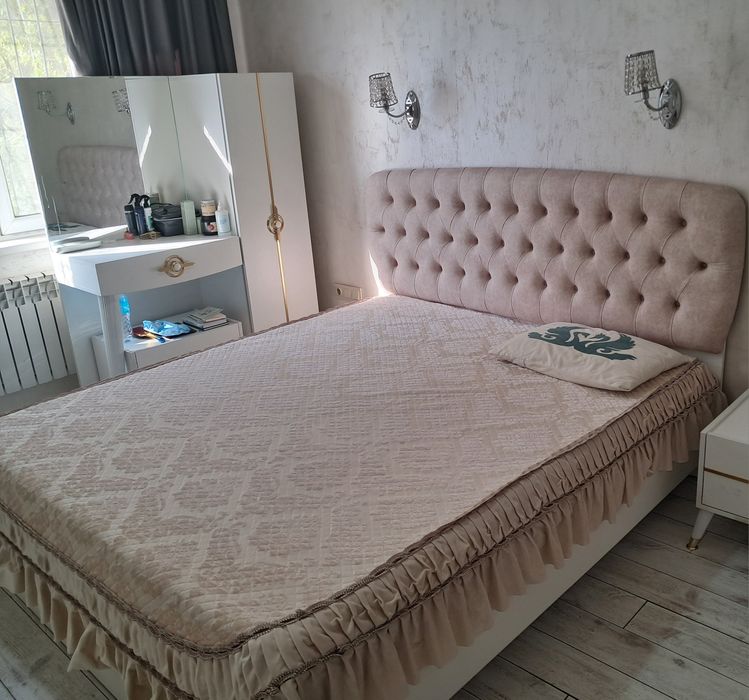Кровать 200×220 см с матрасом и 2 тумбами