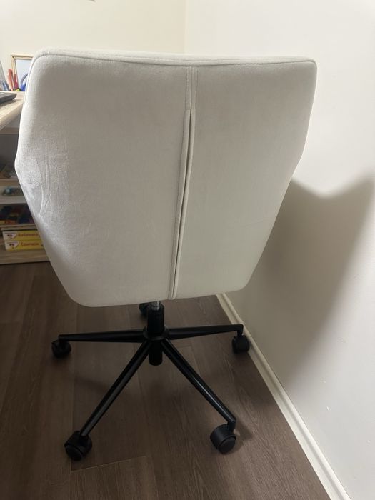 Чисто нов офис стол