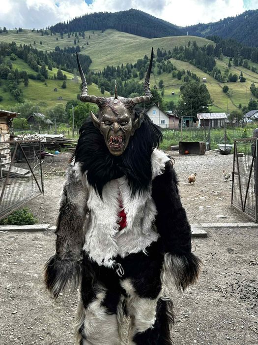 Se vinde masca krampus urgent fara defecte folosit că nou