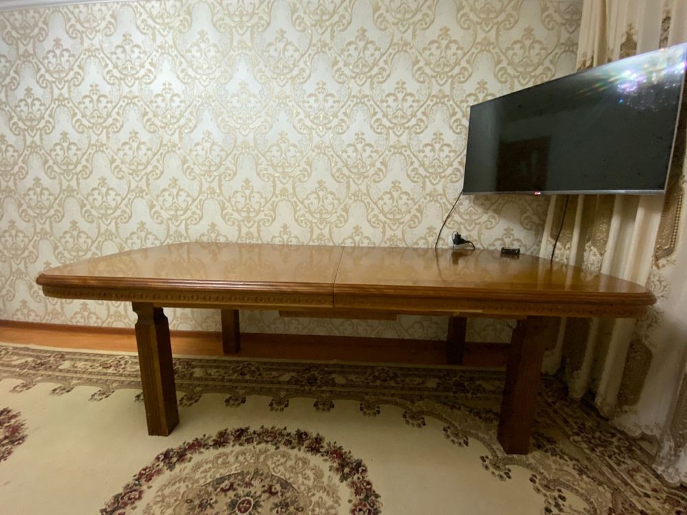 Деревянный стол и 8 стульев