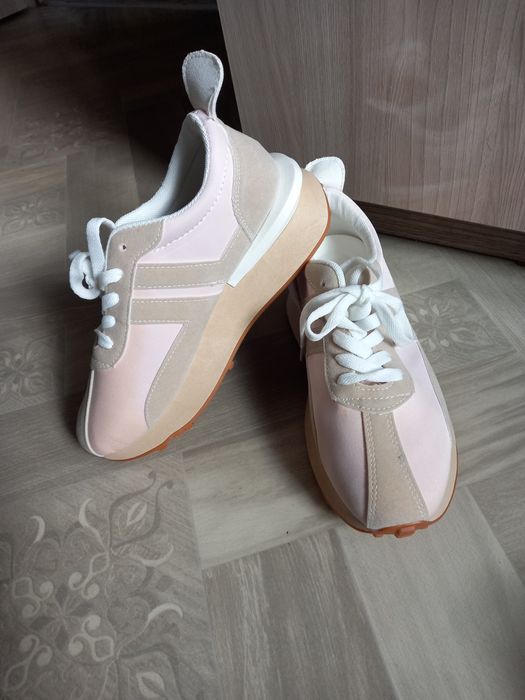 Женские кроссовки новые