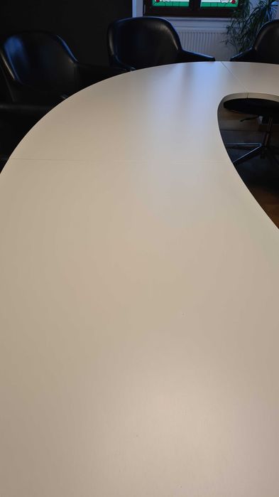 De vanzare masa ovala ideala pentru sala de sedinte.