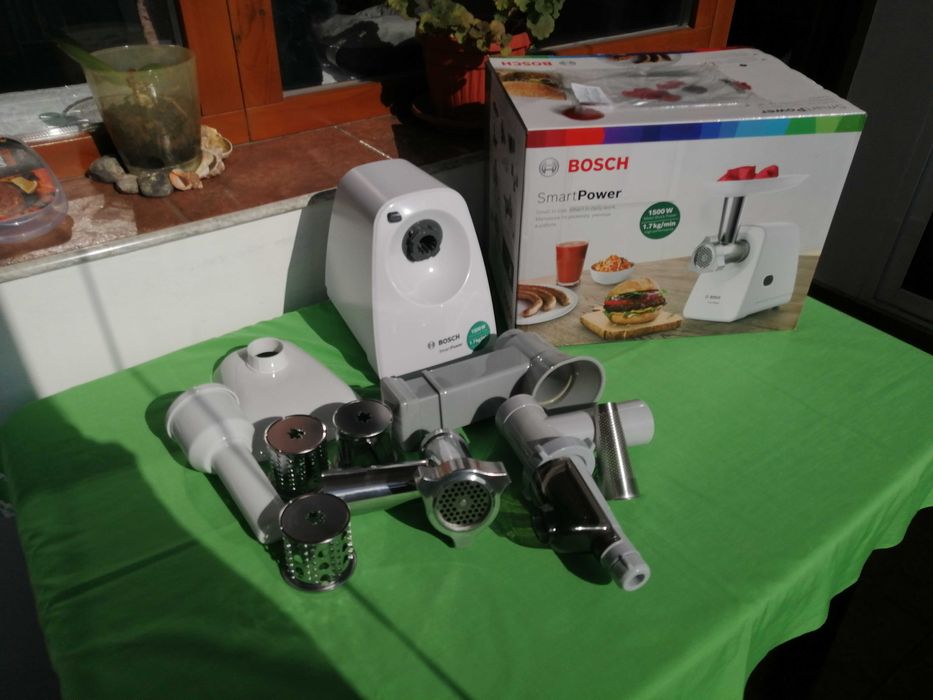 продавам месомелачка bosch mfw2517w 1500w