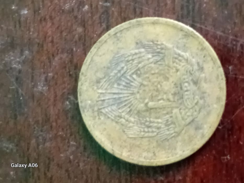 Monedă veche în stare parțial bună de vânzare.