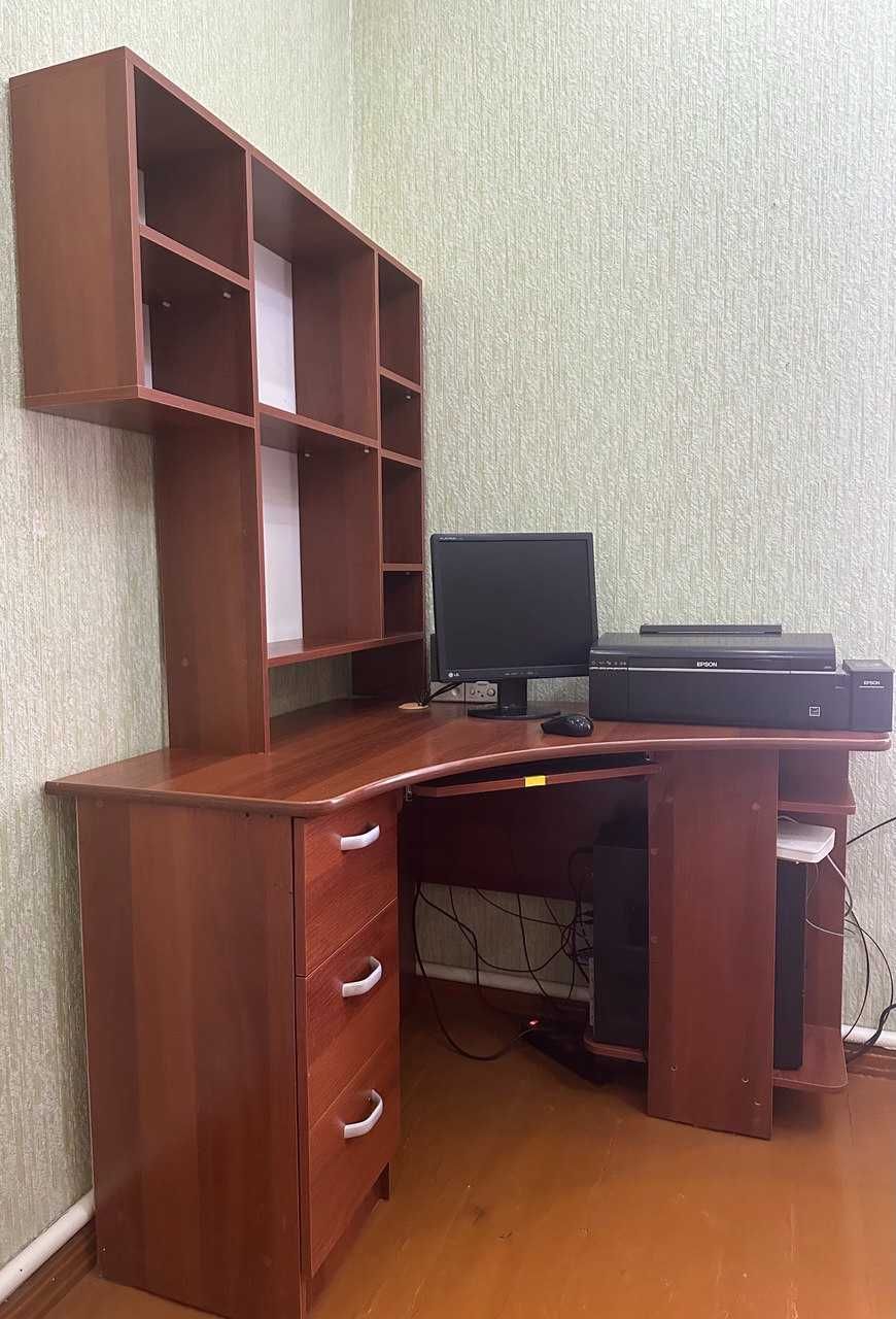 Компьютерный стол с полкой