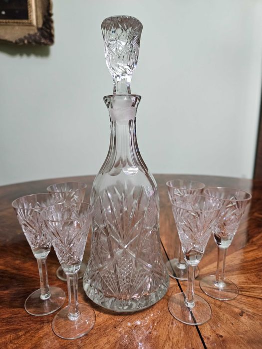 Serviciu de cristal cu sticla pentru lichior