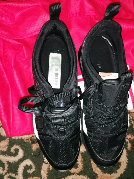 Vînd 2 perechii adidași Nike air noi