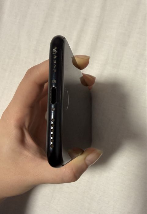 Iphone SE 3 (2022) 128 GB Запазен (84% Battery health)