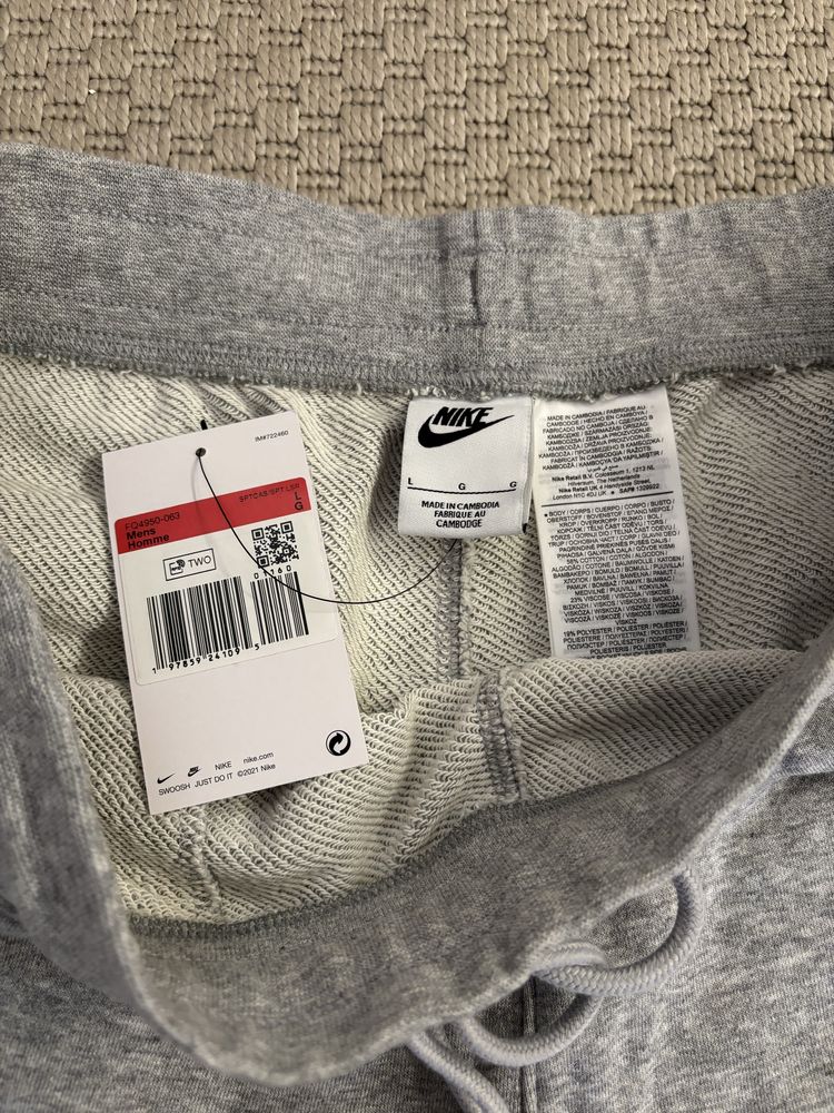 Къси панталони Nike. L размер чисто нови и оригинални