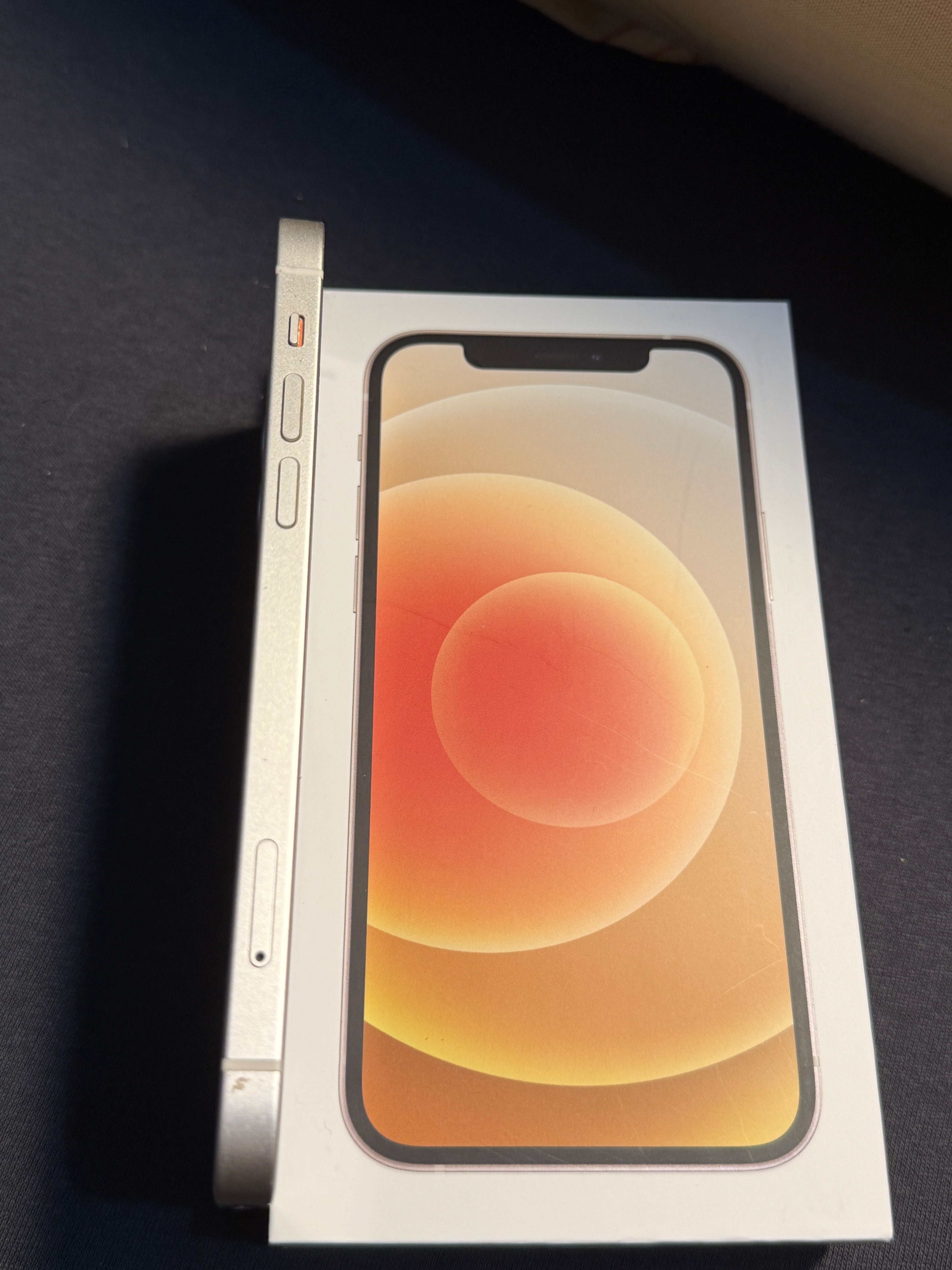 Продавам Iphone 12 64GB