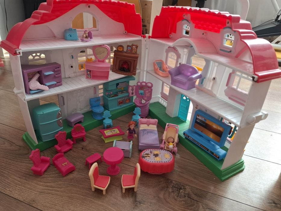 Vând căsuța cu accesorii si 2 personaje