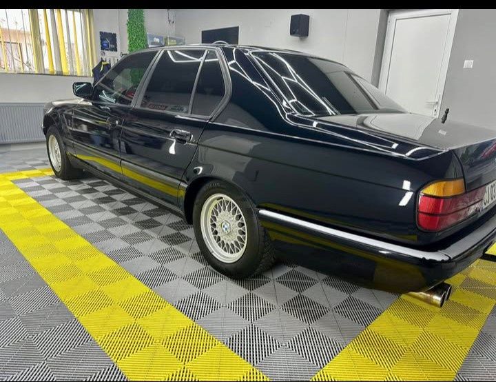 BMW E32 730i 1988