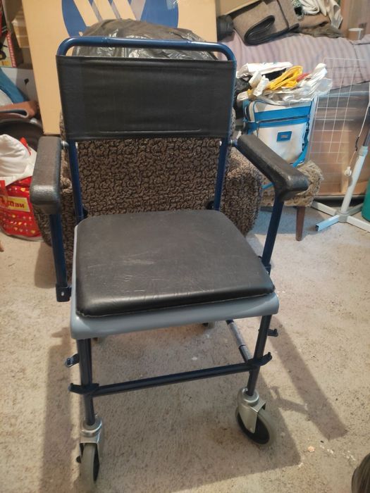 Продавам нов санитарен стол