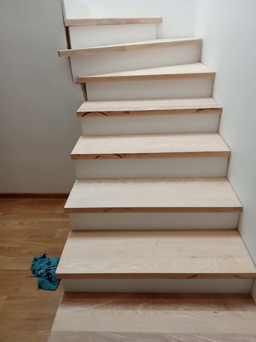 Tamplar execut uși de lemn masiv foișoare terase scări