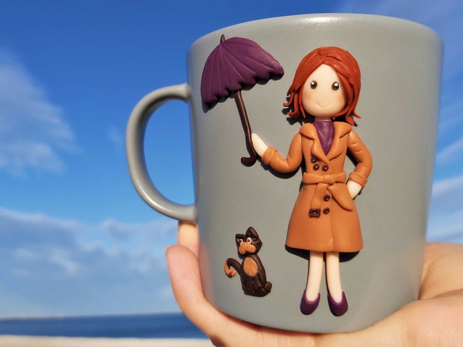 Cana handmade cadou cu papusa umbrela si pisica din fimo