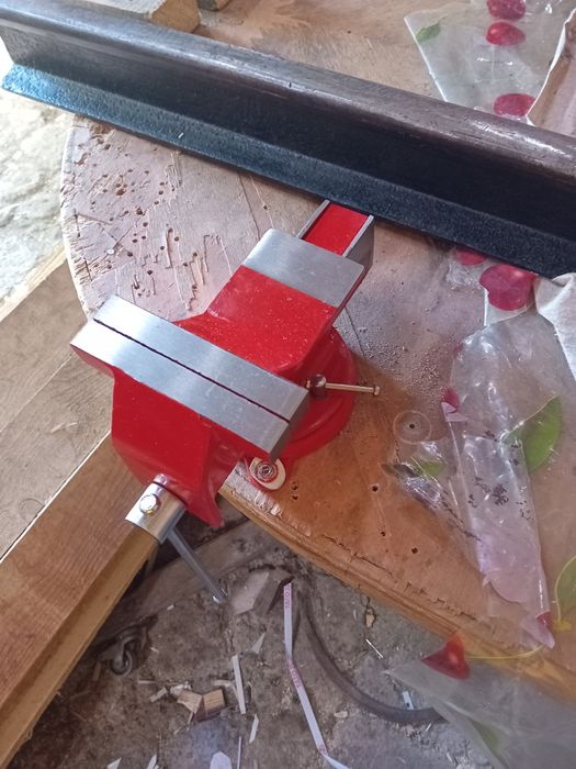 Vând menghina de banc