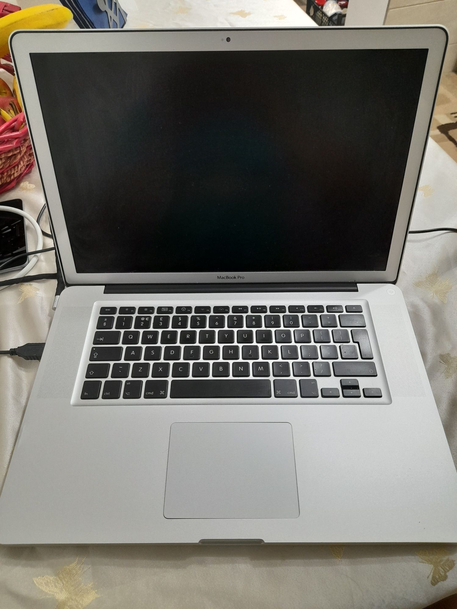 Apple  macbook pro i5 2010