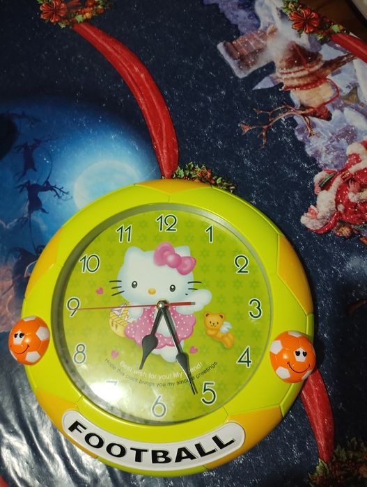 Подарявам стенен часовник не работещ.