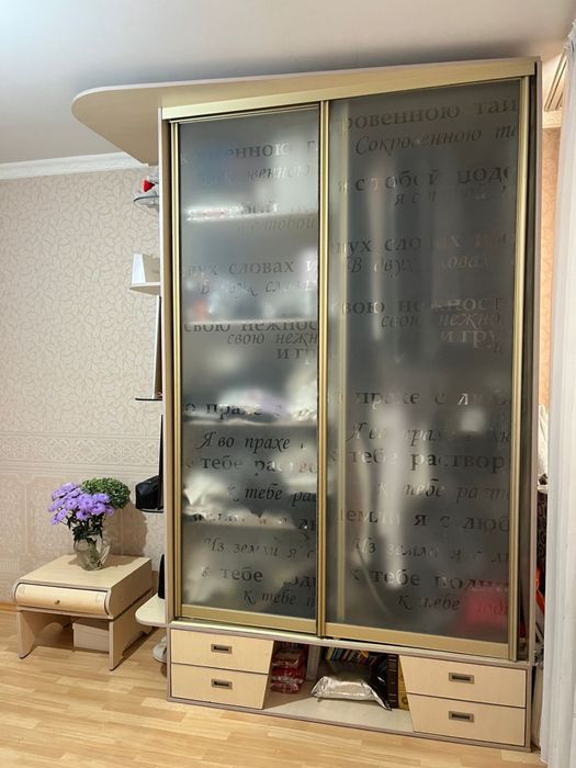 Продам шкаф, в подарок столик журнальный и 2 тумбы