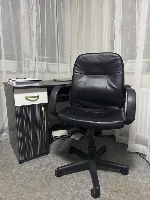 Бюро и кожен стол,подходящи за ученици или за вашия офис.