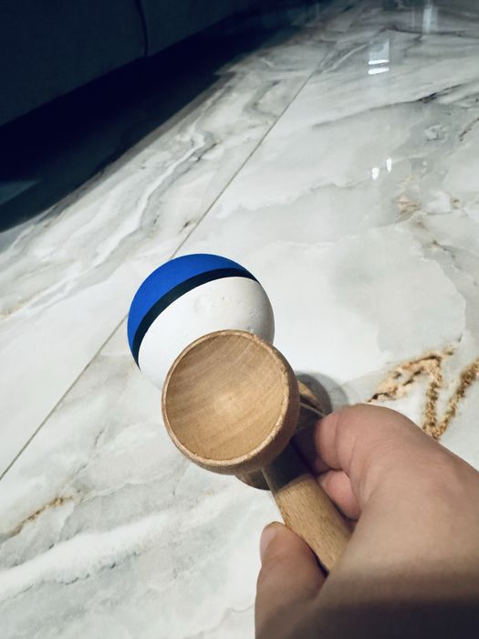 Kendama alb albastru gripul este rubber