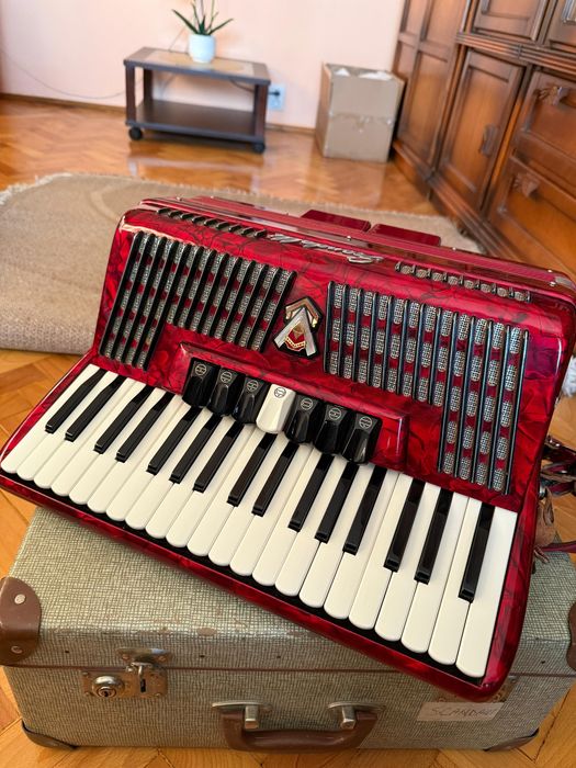 Acordeon Scandalli 96 basi + case
