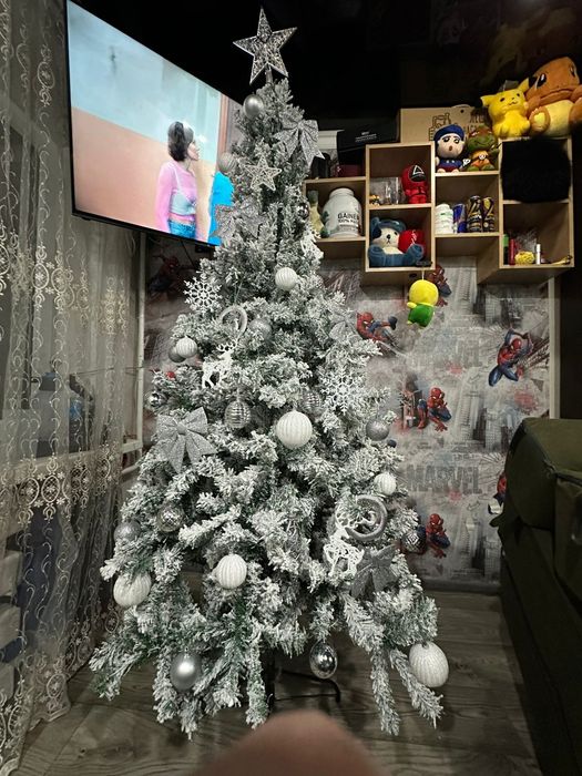 Ёлки 2шт искусственные