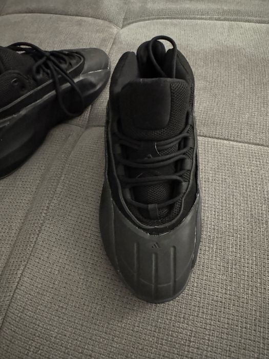 Vand adidasi albi Nike numarul 42 sau adidas negru nr 43 originali