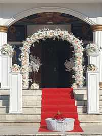 Arcada/coloane din lemn cu Aranjamente florale/covor rosu/ porumbei
