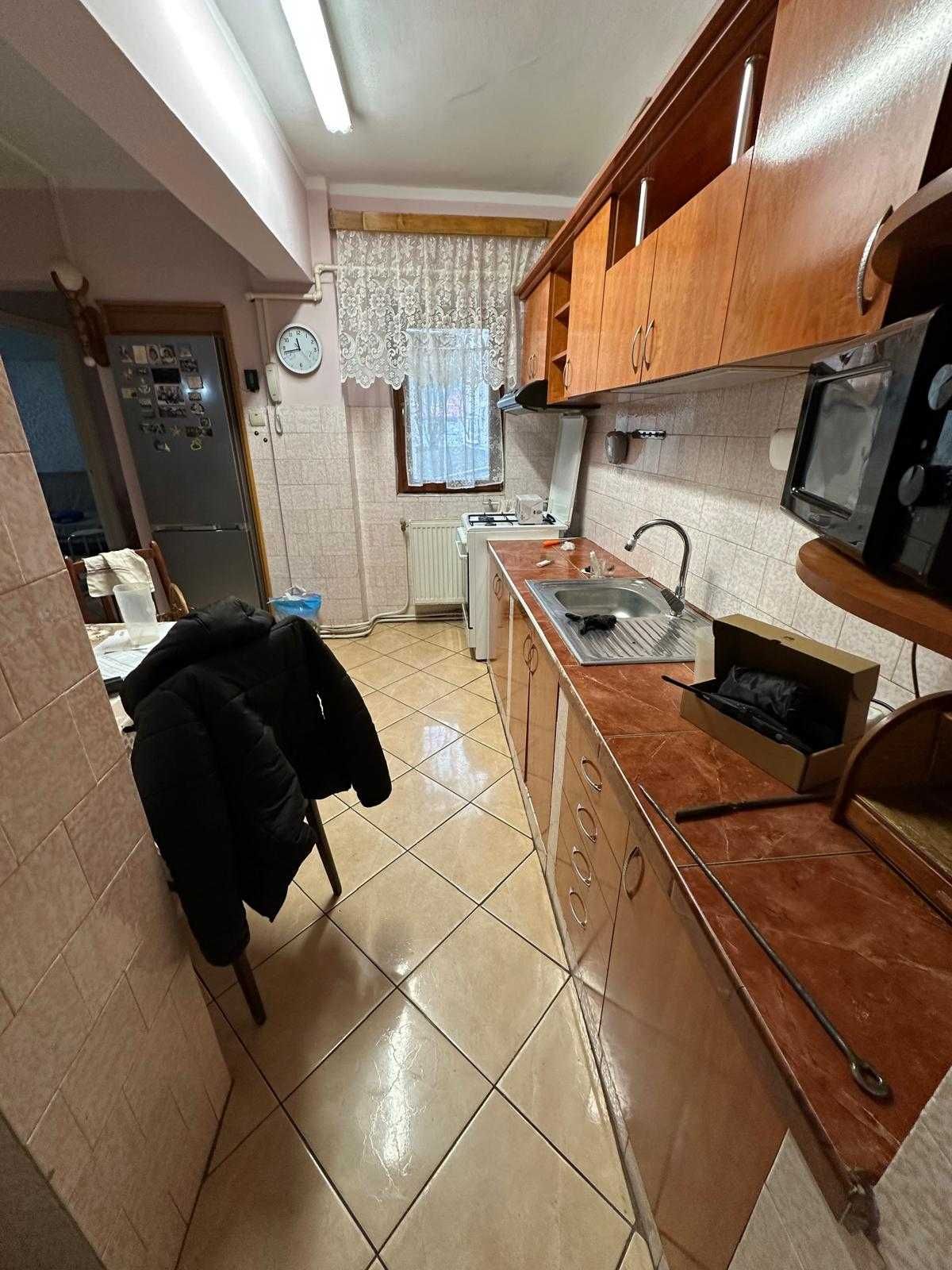 Vând apartament 3 camere decomandat Micro 16 etj. 1