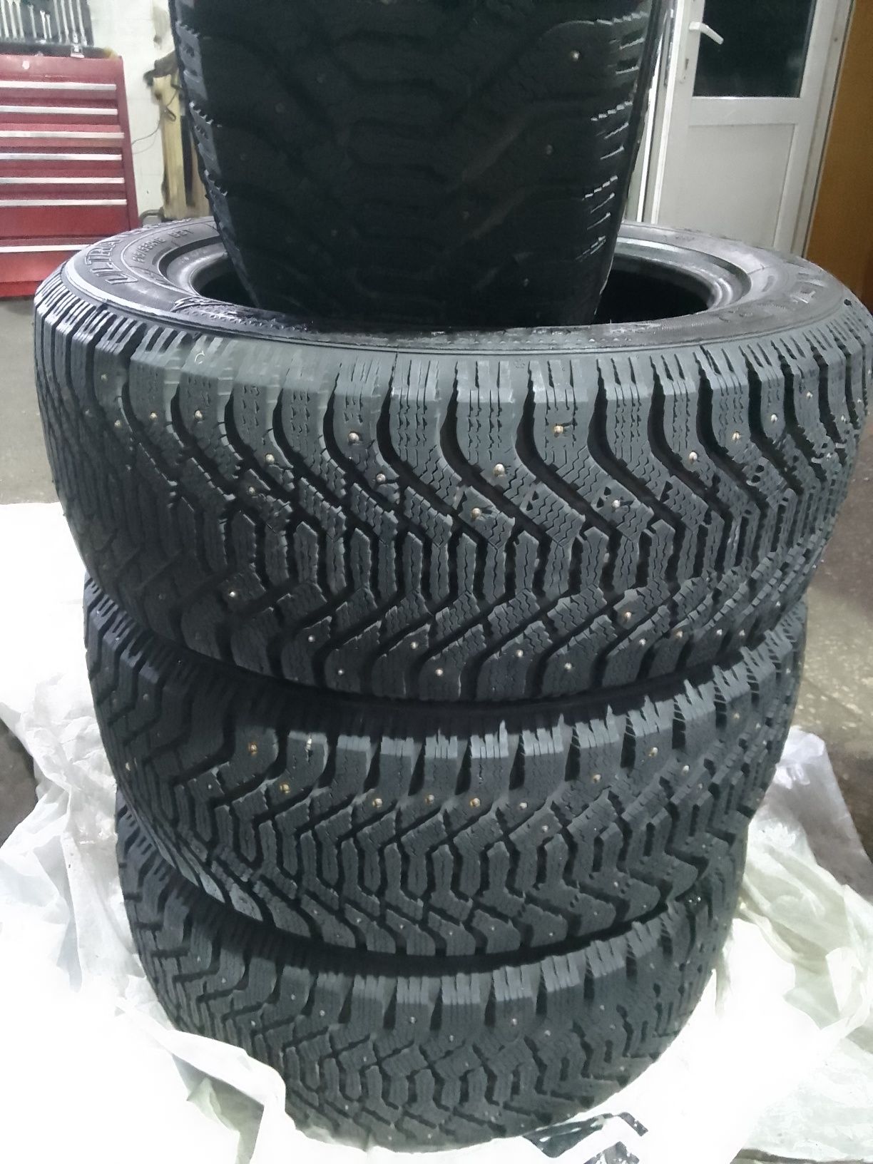 Продам шины 215/55 R16 93T Goodyear UltraGrip 500