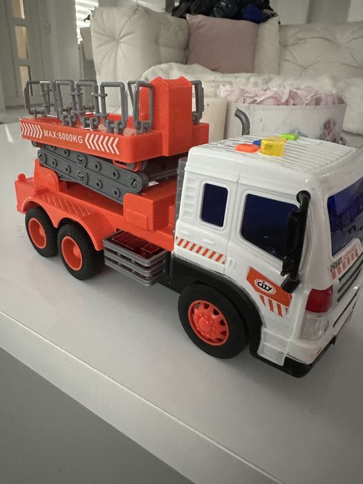 Camion cu macara