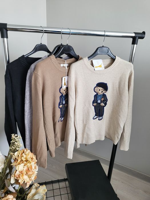 Пуловер с мече в бежово, сиво и черно