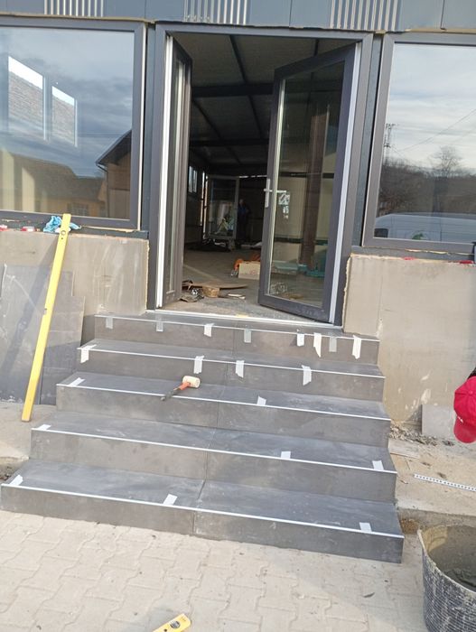 Execut lucrări de construcții finisaje interioare și exterioare etc.