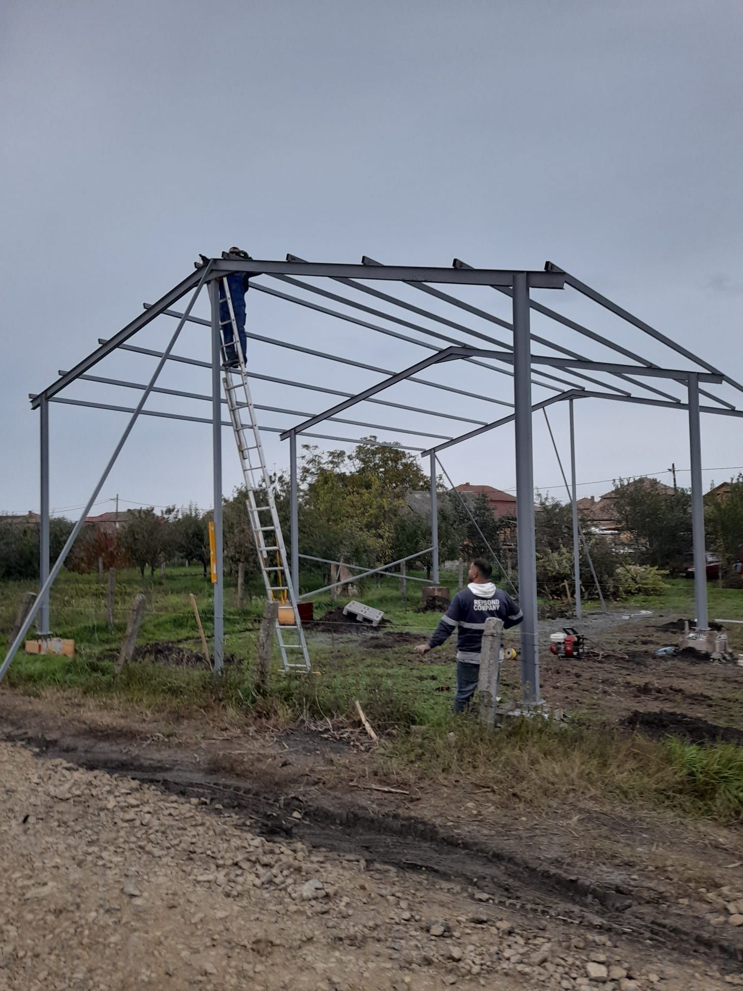 Vând hală metalica