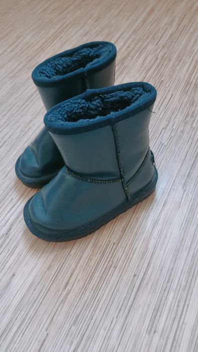Продам детские угги.