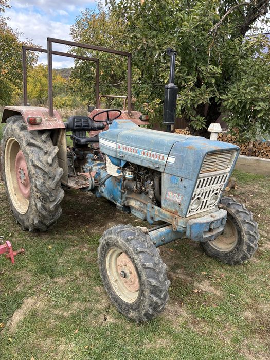 Tractor ford 4000+Plug