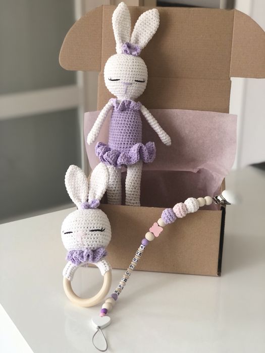 Ръчно плетени дрънкалки, клипс за биберон, зайки