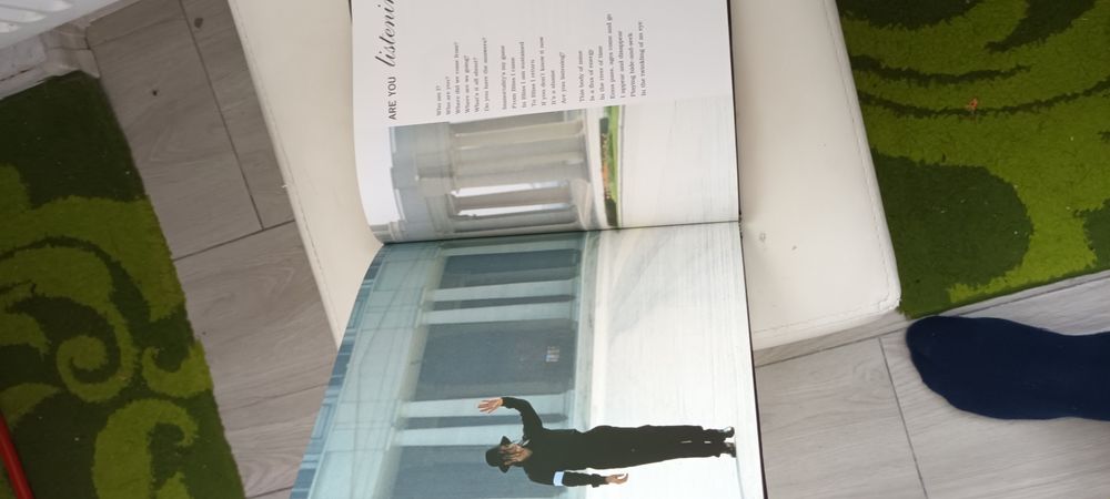 Vând carte Michael Jackson