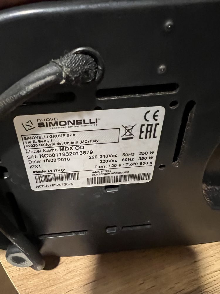 Продам кофемолку nuova simonelli