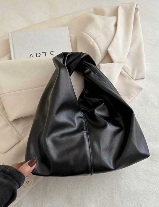 Нова черна чантичка