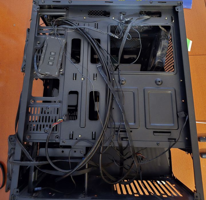 Carcasa PC Aqirys Antares