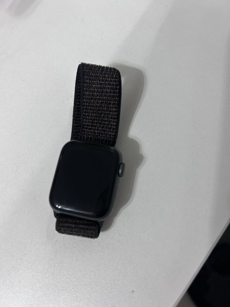 Продаю apple watch, коробка зарядка все есть