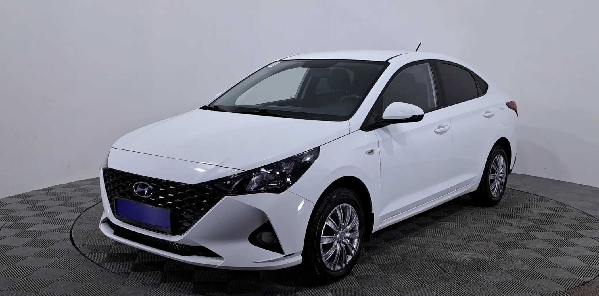 Накладка телевизора на Хэндай Акцент 17-/ Hyundai Accent 17-