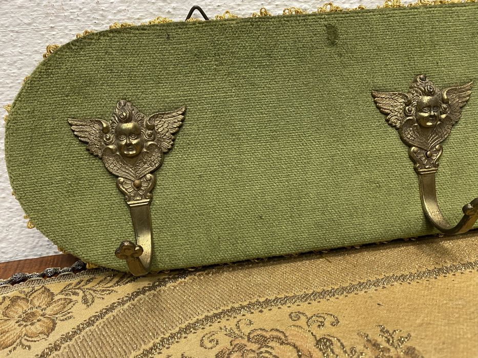 Френска барокова закачалка с месингови куки