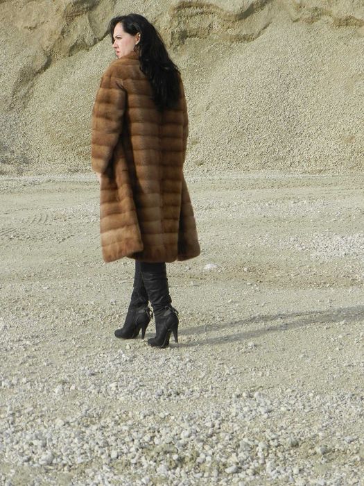 FINETE SI STIL! Splendida haina din blana de  vizon  SAGA caramella.